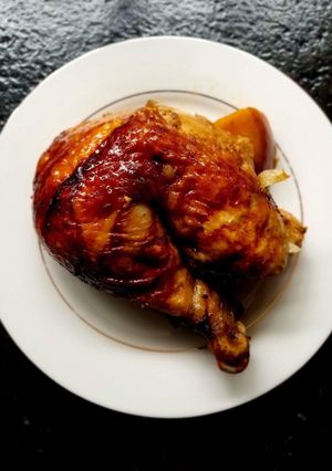 Una foto de Pollo horneado con manzanas y jugo de naranja