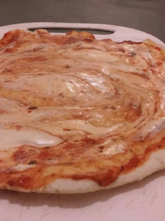 Una foto de Pizza caserita de mi novio en sartén y con mayonesa