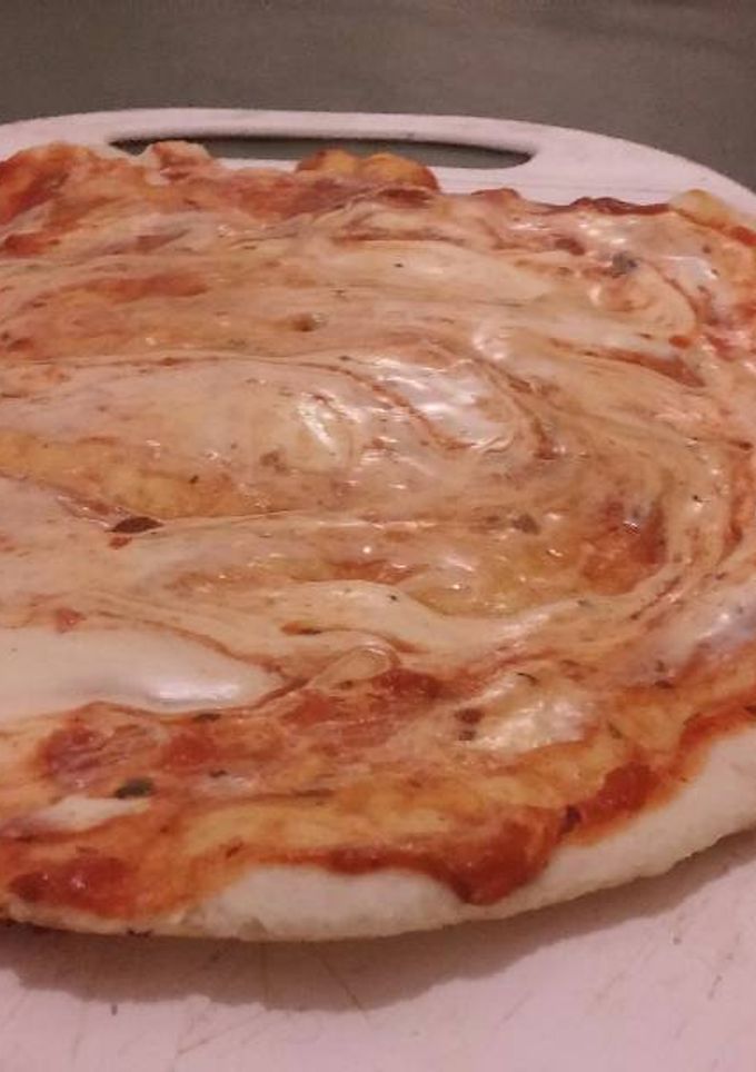 Una foto de Pizza caserita de mi novio en sartén y con mayonesa