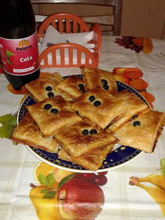 صورة لوصفة كوكا بالعجينة المورقة