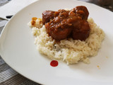 Albóndigas en salsa con arroz blanco