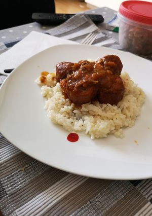 Una foto de Albóndigas en salsa con arroz blanco