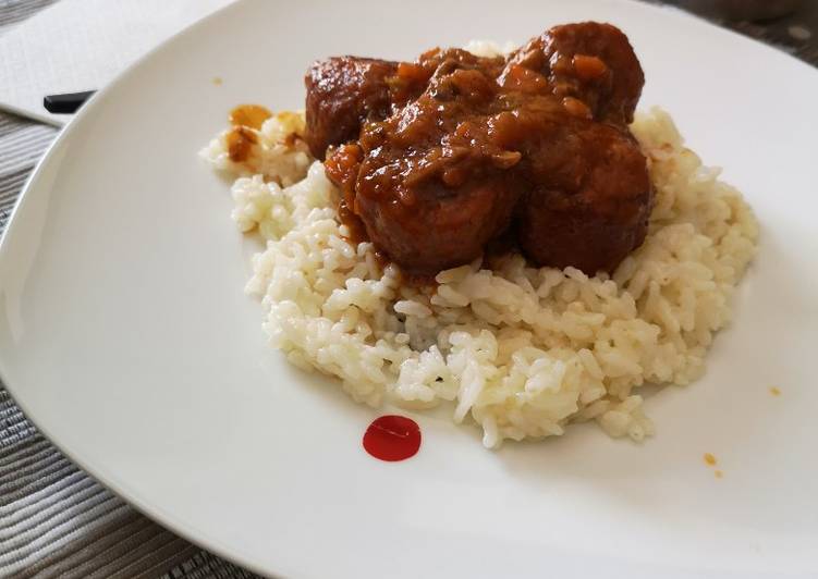 Albóndigas en salsa con arroz blanco