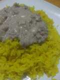 Arroz amarillo con salsa de carne y aguardiente