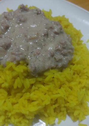 Una foto de Arroz amarillo con salsa de carne y aguardiente