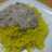 Arroz amarillo con salsa de carne y aguardiente