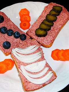 Una foto de Pan tostado con paté La Piara Pata Negra