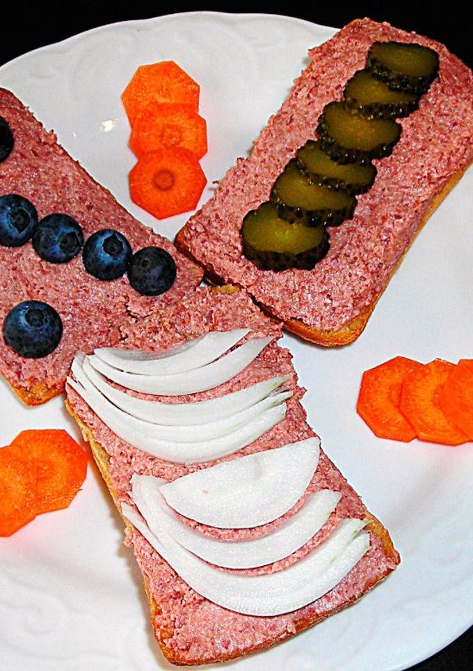 Una foto de Pan tostado con paté La Piara Pata Negra