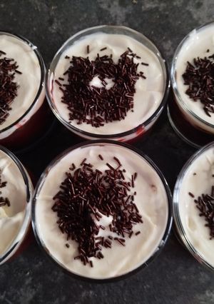 Una foto de Postre frío e individual de chocolate con mermelada casera y chantilly