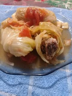Una foto de Niños envueltos de carne y repollo