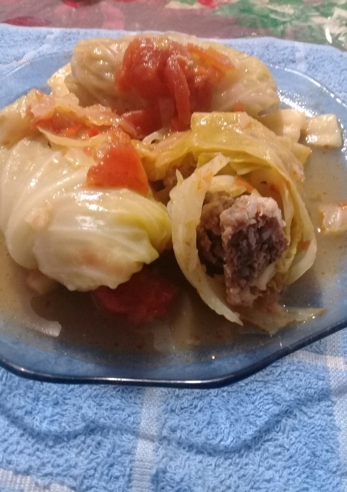 Una foto de Niños envueltos de carne y repollo