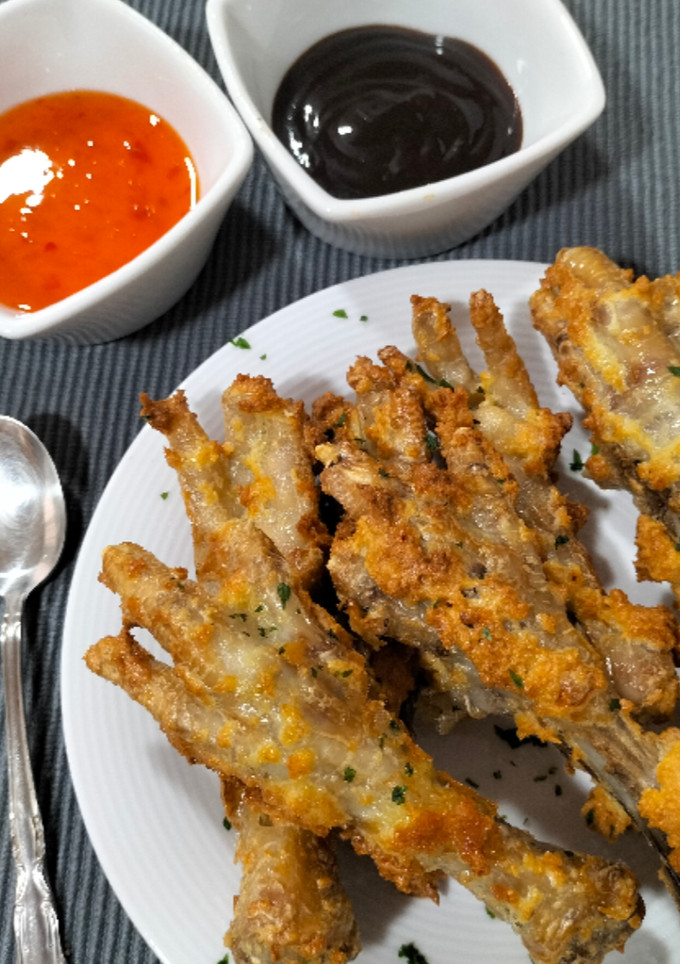 Una foto de Patas de pollo semipicantes y crujientes en freidora de aire