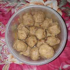A picture of Makhana peanut ladoo.