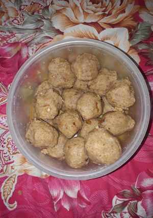A picture of Makhana peanut ladoo.