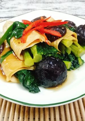 Hình của món Váng đậu cuộn cải ngồng sốt nấm chay.