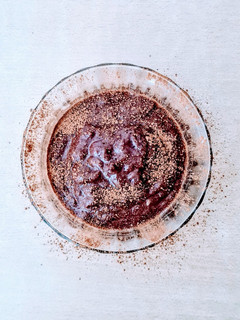 Una foto de Mousse saludable de pera y cacao en 5 minutos 🍐 🍫 Postrecito de pera plant based, low carb, 4 ing