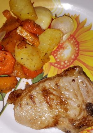 Una foto de Verduras al horno con costeletita de cerdo