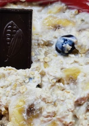 Una foto de Avena con fruta, yogur y chocolate