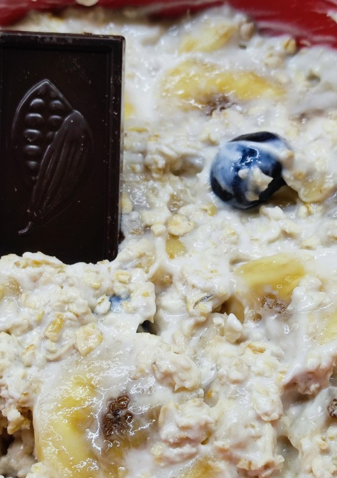 Una foto de Avena con fruta, yogur y chocolate