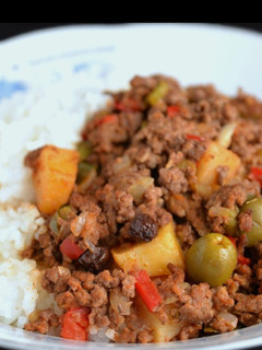 Una foto de Carne picada con patata y aceitunas