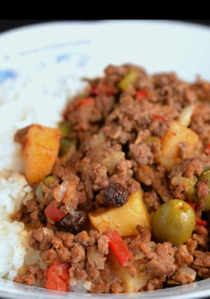 Una foto de Carne picada con patata y aceitunas