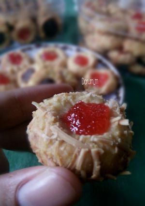 Foto resep Crunchy Strawberry Cheese Thumbprint Cookies💟