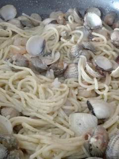 Una foto de Espaguetis al pesto con almejas