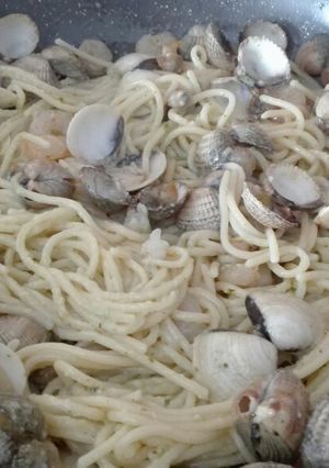 Una foto de Espaguetis al pesto con almejas