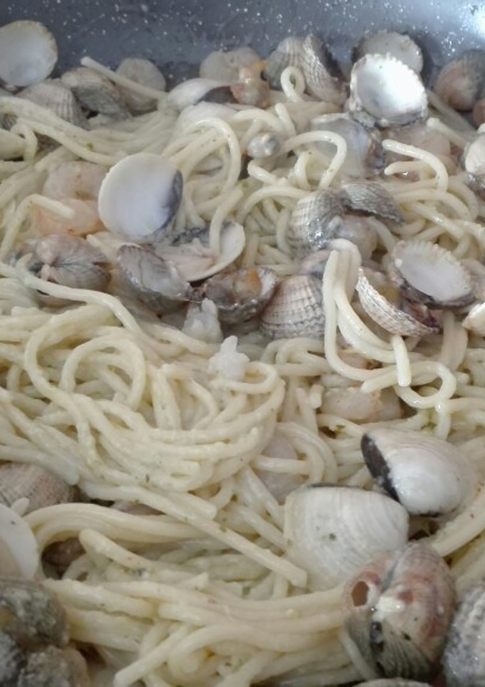 Una foto de Espaguetis al pesto con almejas