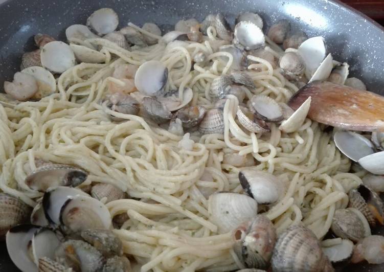 Espaguetis al pesto con almejas