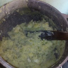 A picture of Irio (mashed potatoes and peas).