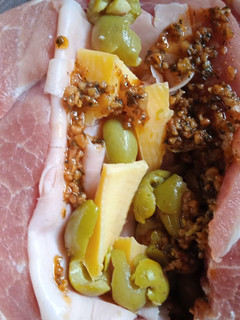 Una foto de Bondiola Rellena de Jamón, queso, chimichurri y aceitunas