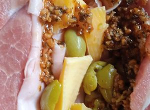 Una foto de Bondiola Rellena de Jamón, queso, chimichurri y aceitunas