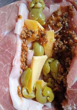 Una foto de Bondiola Rellena de Jamón, queso, chimichurri y aceitunas