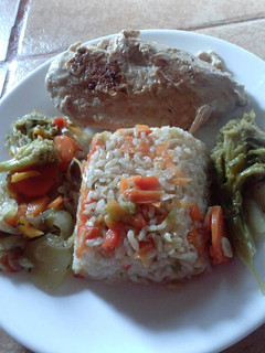 Una foto de Arroz integral con verduras salteadas y filete de pollo