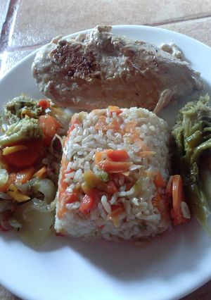 Una foto de Arroz integral con verduras salteadas y filete de pollo