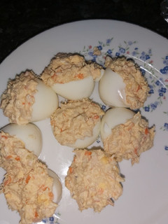Una foto de Huevos rellenos de surimi, atún y cebolla cruda
