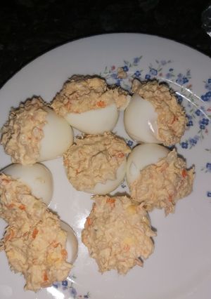 Una foto de Huevos rellenos de surimi, atún y cebolla cruda