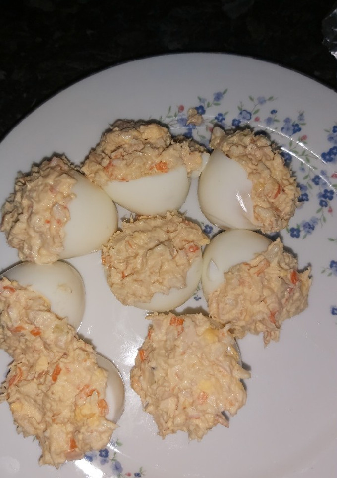 Una foto de Huevos rellenos de surimi, atún y cebolla cruda