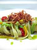 Tagliatelle con crema di piselli e basilico, peperoni e cipolla fritta