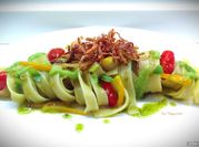 Una foto di tagliatelle piselli