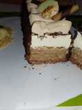 Tarta con mousseline de chocolate y ganache acompañada de helado