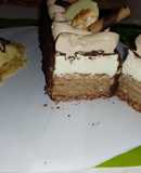 Tarta con mousseline de chocolate y ganache acompañada de helado