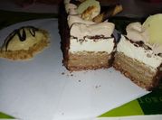 Una foto de postres con nata