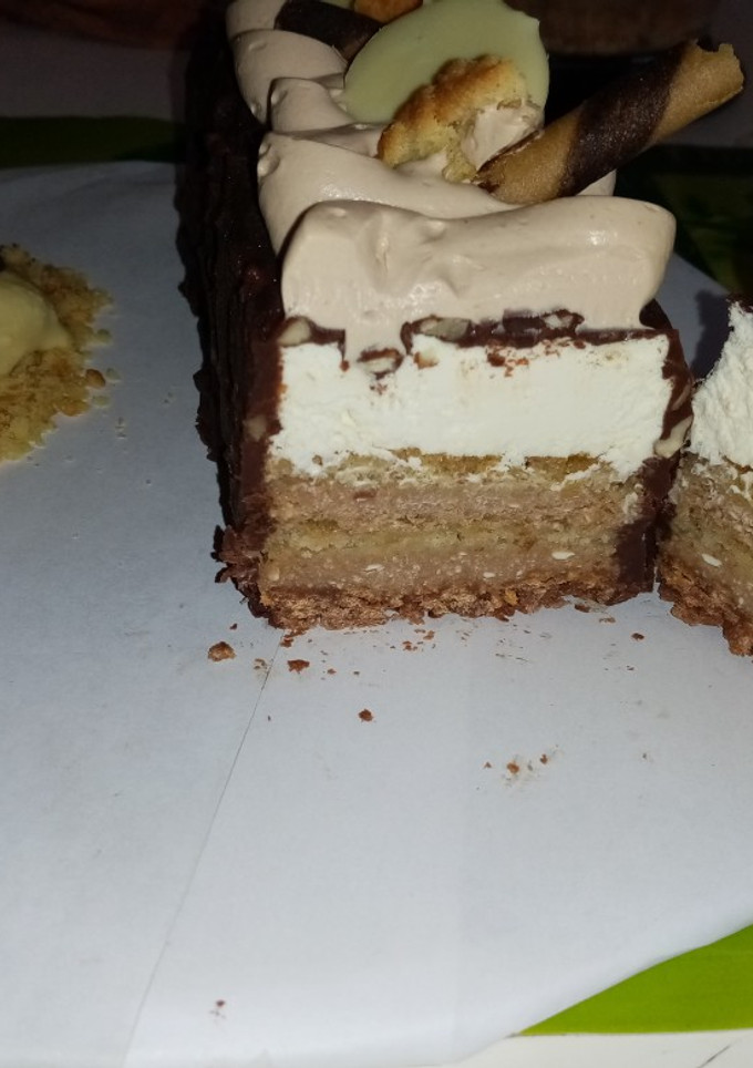 Una foto de Tarta con mousseline de chocolate y ganache acompañada de helado