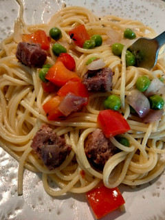 Una foto de Spaghettis con hamburguesa y guisantes 🫛
