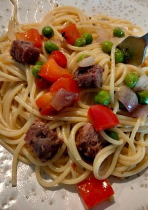 Una foto de Spaghettis con hamburguesa y guisantes 🫛