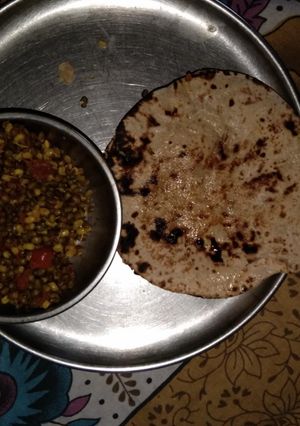 मूंग मोठ (moong moth recipe in Hindi) रेसिपी मुख्य फोटो