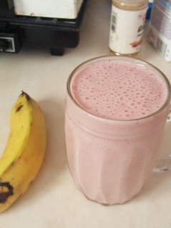 Una foto de Licuado de banana y fresa