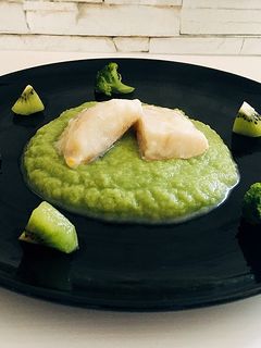 Una foto de Bacalao con puré de apio y brócoli con kiwi